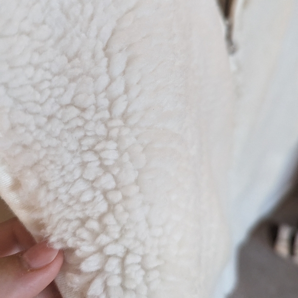 [Weekday] Peggy Fleece Teddy Vest in Off White - Picture 3 of 9